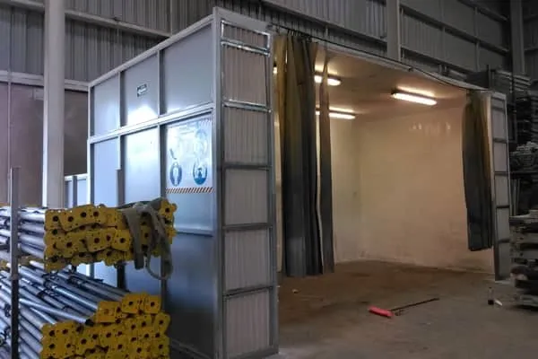 Interior de una cabina de pintura tipo gabinete con panel de filtros