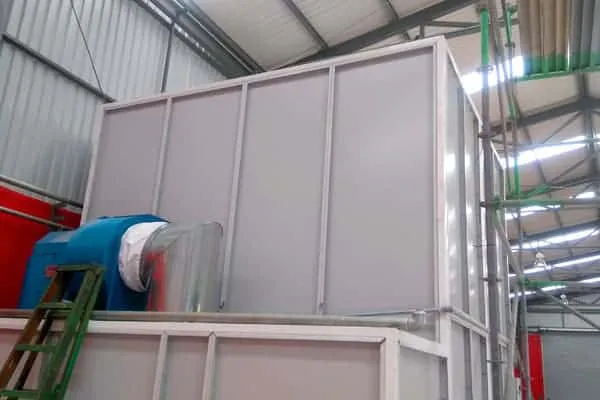 Cabina de pintura tipo gabinete instalada en planta