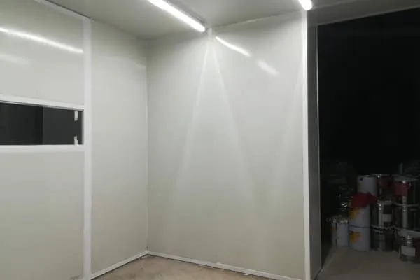 Interior de una cabina de pintura tipo túnel sobre línea de producción