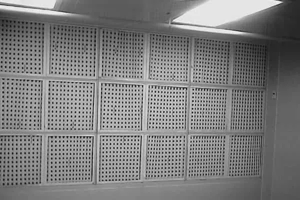 Interior de una cabina de pintura con control de humedad