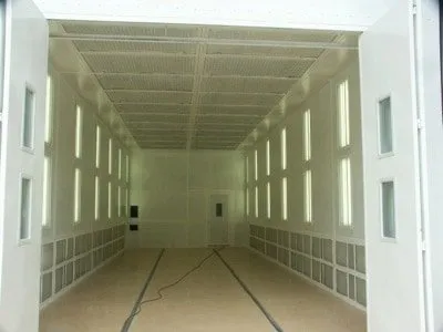 Interior de una cabina de pintura presurizada con iluminación total
